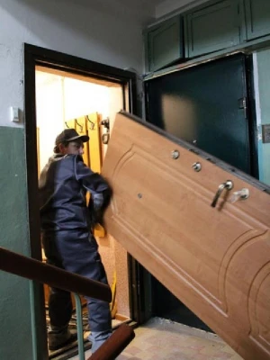 Установка входных дверей в старых домах